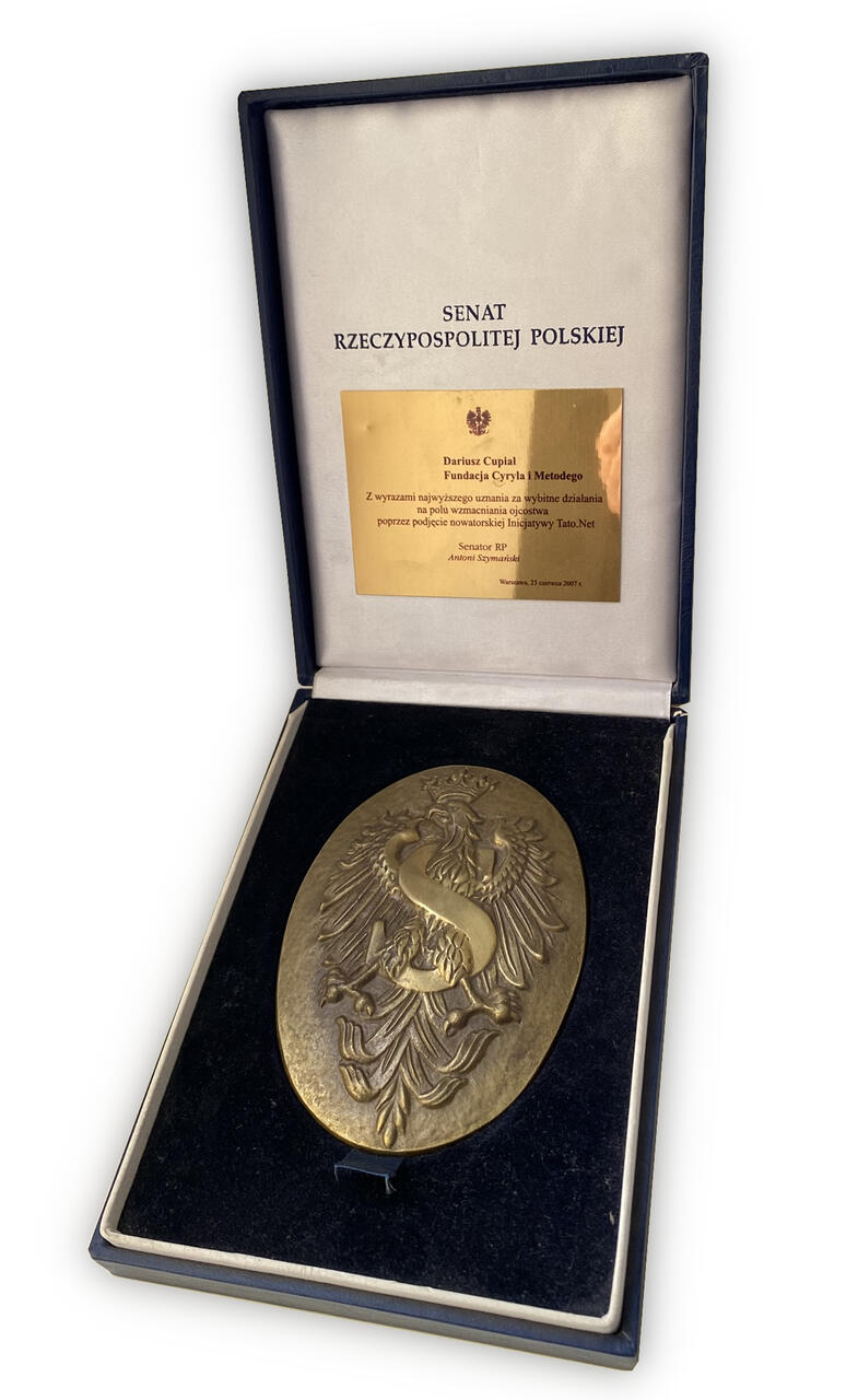 Oficjalne uznanie Senatu Rzeczypospolitej Polskiej dla Inicjatywy Tato.Net (2007 r.). Dyplom przyznany Dariuszowi Cupiałowi (Fundacji im. św. Cyryla i Metodego) przez Senatora RP Antoniego Szymańskiego w dowód najwyższego uznania za wybitne i nowatorskie działania na polu wzmacniania ojcostwa w Polsce.