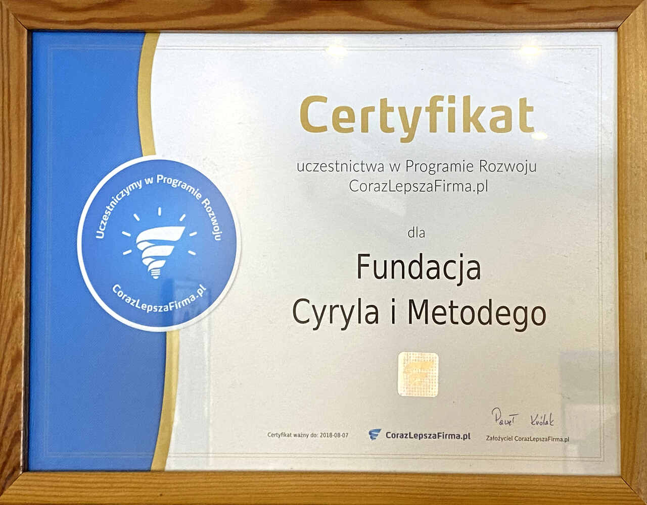 Certyfikat uczestnictwa w Programie Rozwoju CorazLepszaFirma.pl dla Fundacji im. św. Cyryla i Metodego. Dokument potwierdzający udział organizacji w elitarnym programie podnoszenia kompetencji zarządczych i optymalizacji procesów, sygnowany przez założyciela platformy, Pawła Królaka.