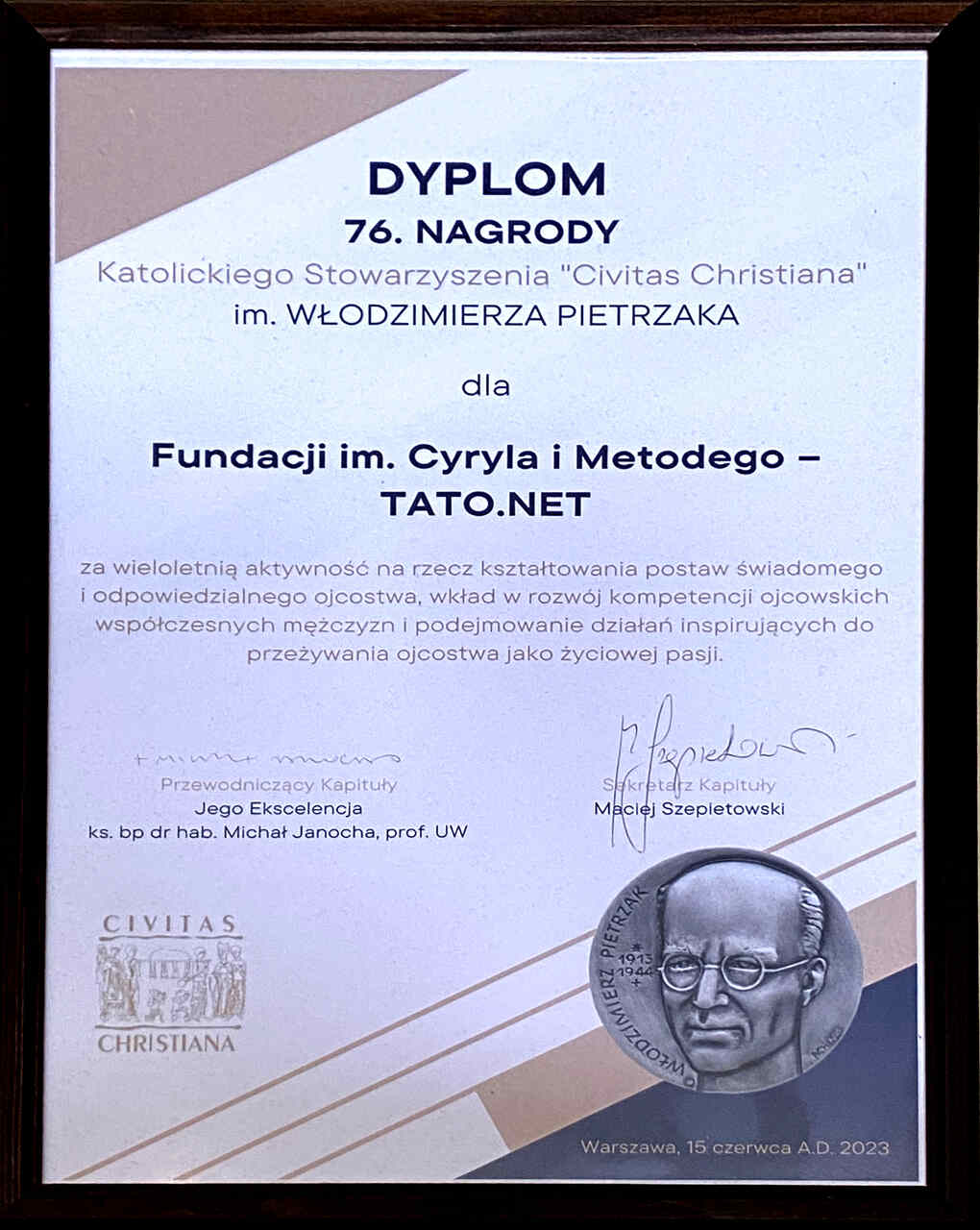 Dyplom 76. Nagrody im. Włodzimierza Pietrzaka dla Fundacji im. św. Cyryla i Metodego – Tato.Net. Prestiżowe wyróżnienie Katolickiego Stowarzyszenia „Civitas Christiana” z czerwca 2023 r., przyznane przez kapitułę pod przewodnictwem ks. bp. prof. Michała Janochy za wieloletnią aktywność na rzecz kształtowania postaw świadomego ojcostwa i inspirowanie mężczyzn do przeżywania go jako życiowej pasji.