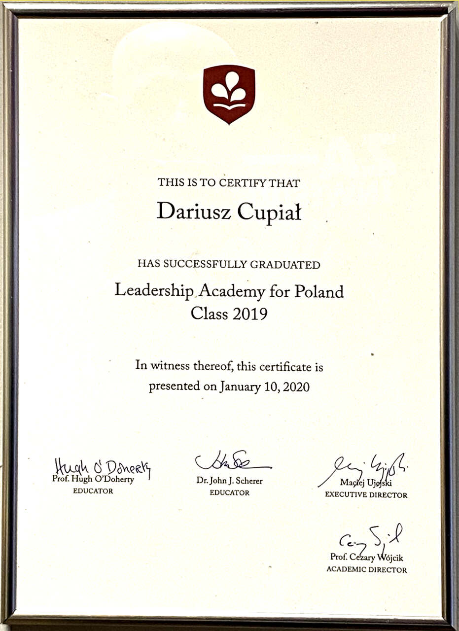Certyfikat ukończenia prestiżowej edycji Leadership Academy for Poland (Class 2019). Dyplom przyznany Dariuszowi Cupiałowi w styczniu 2020 r., sygnowany m.in. przez prof. Cezary Wójcika, prof. Hugh O’Docherty'ego oraz dr. Johna J. Scherera.